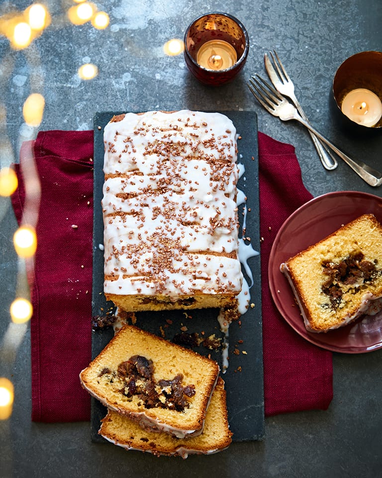 Mince pie loaf cake with streusel filling
