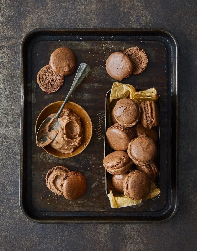 Chocolate and chestnut macarons