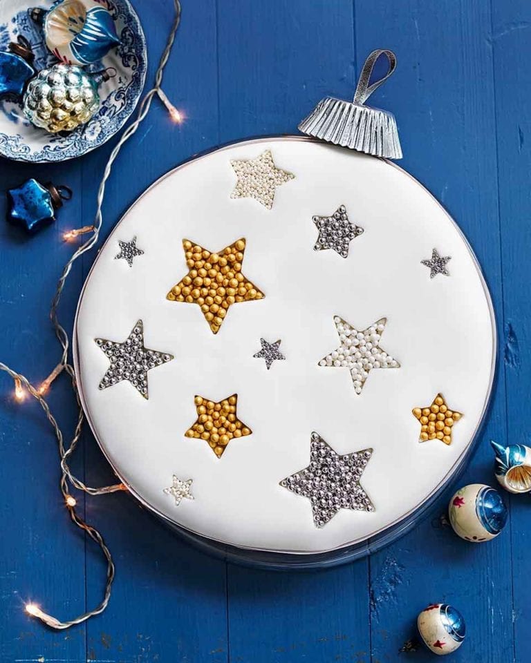 How to make a Christmas bauble cake
