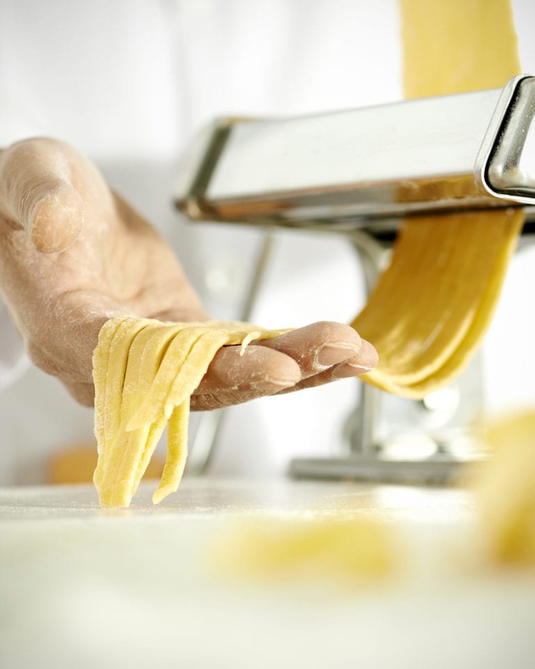 How to use a pasta machine