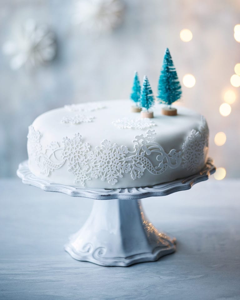 How to decorate a Christmas cake with cake lace